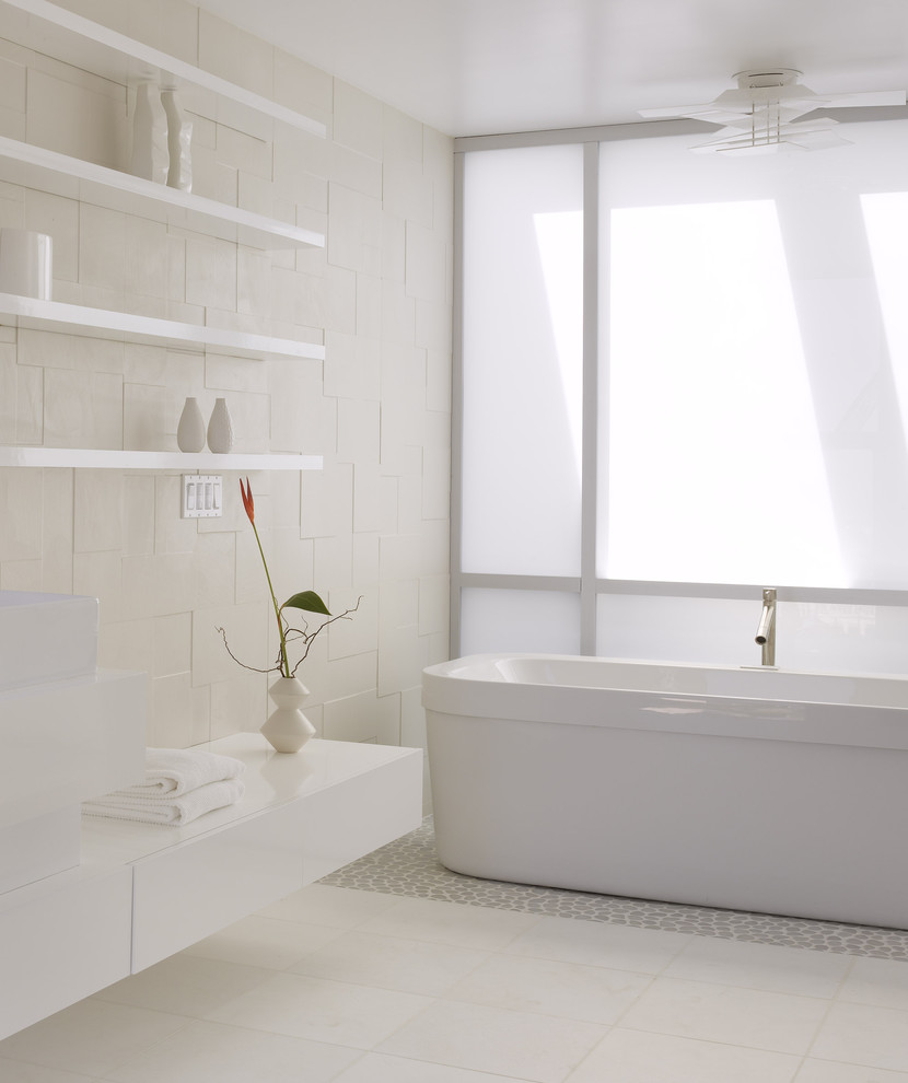 Интерьер ванной комнаты в белом цвете