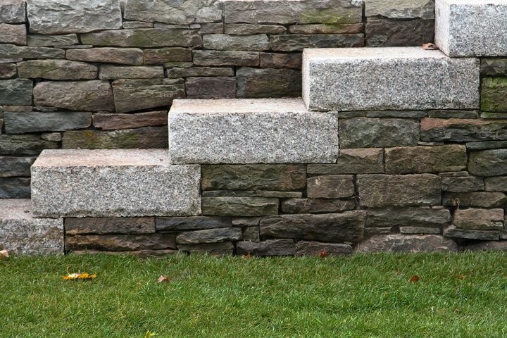 Каменная наружная лестница