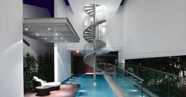 Винтовая лестница в интерьере апартаментов
