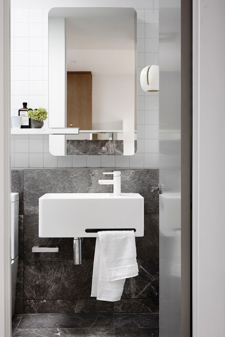 Интерьер ванной комнаты с отделкой мраморными панелями