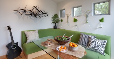 Дизайн интерьера гостиной в бело-зеленых тонах