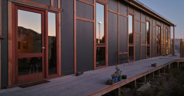 Красивые деревянные балки в интерьере дома с террасой