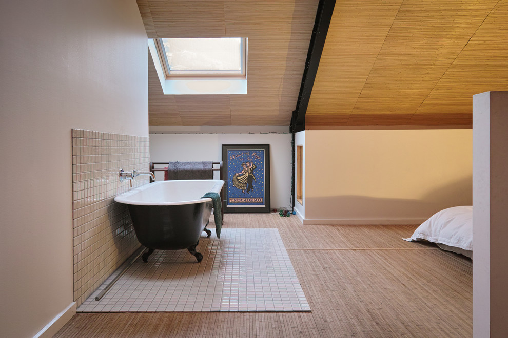Деревянные балки в интерьере дома: ванна