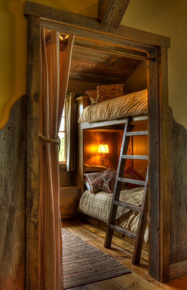 Деревянная двухэтажная кровать в спальне