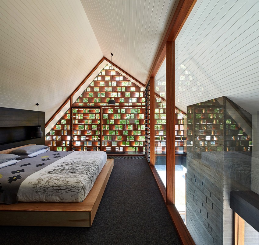 Стены спальни выполнены из стекла и дерева