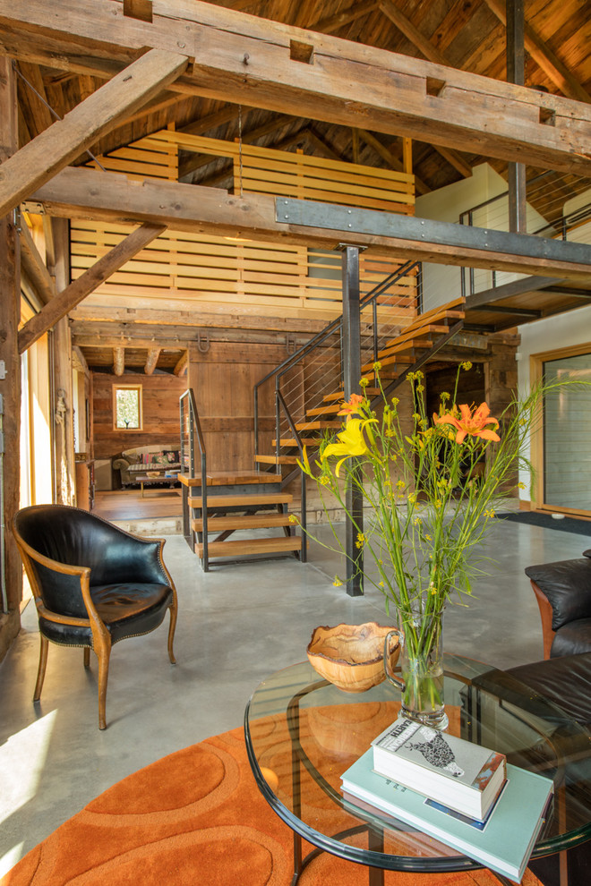 Дизайн гостевого дома в штате Вермонт, США: деревянная лестница