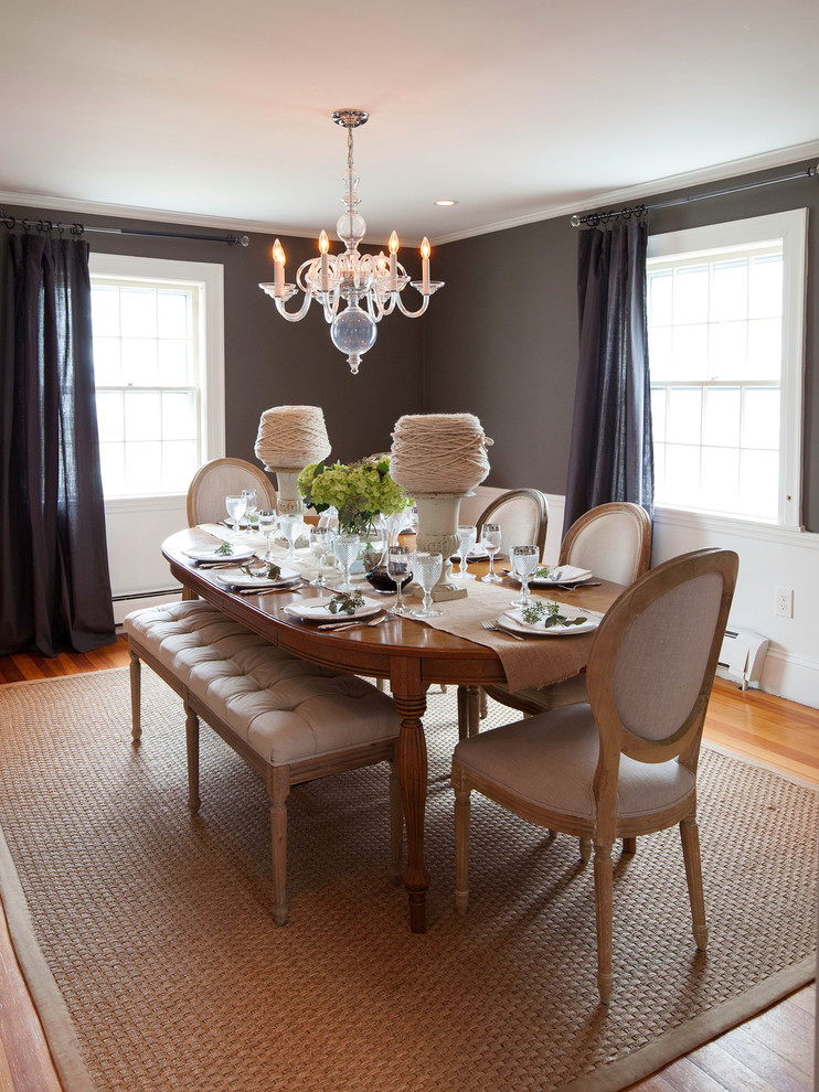 Светлые кресла в классическом стиле в дизайне интерьера частного дома