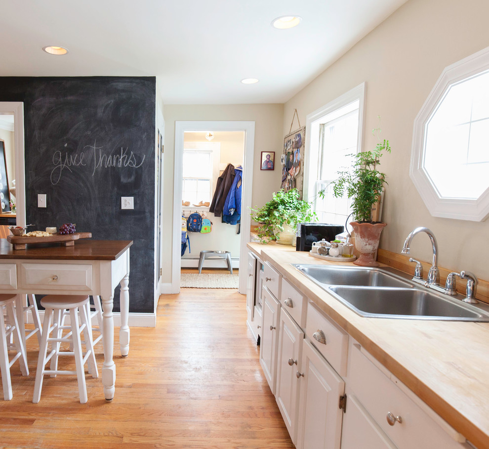 Меловая доска на кухне в дизайне интерьера частного дома