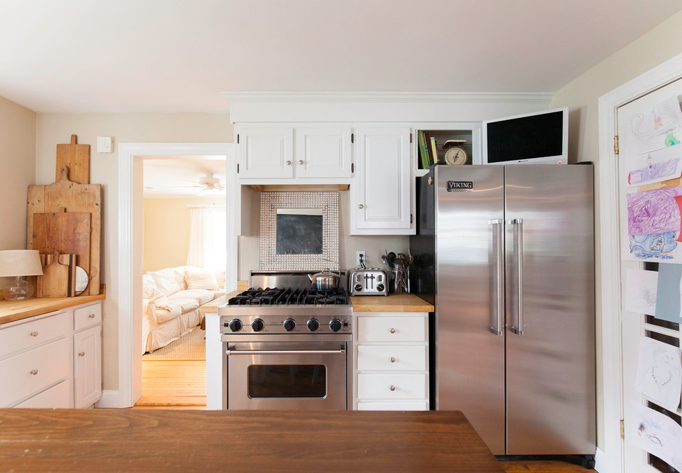 Белый кухонный гарнитур в дизайне интерьера частного дома