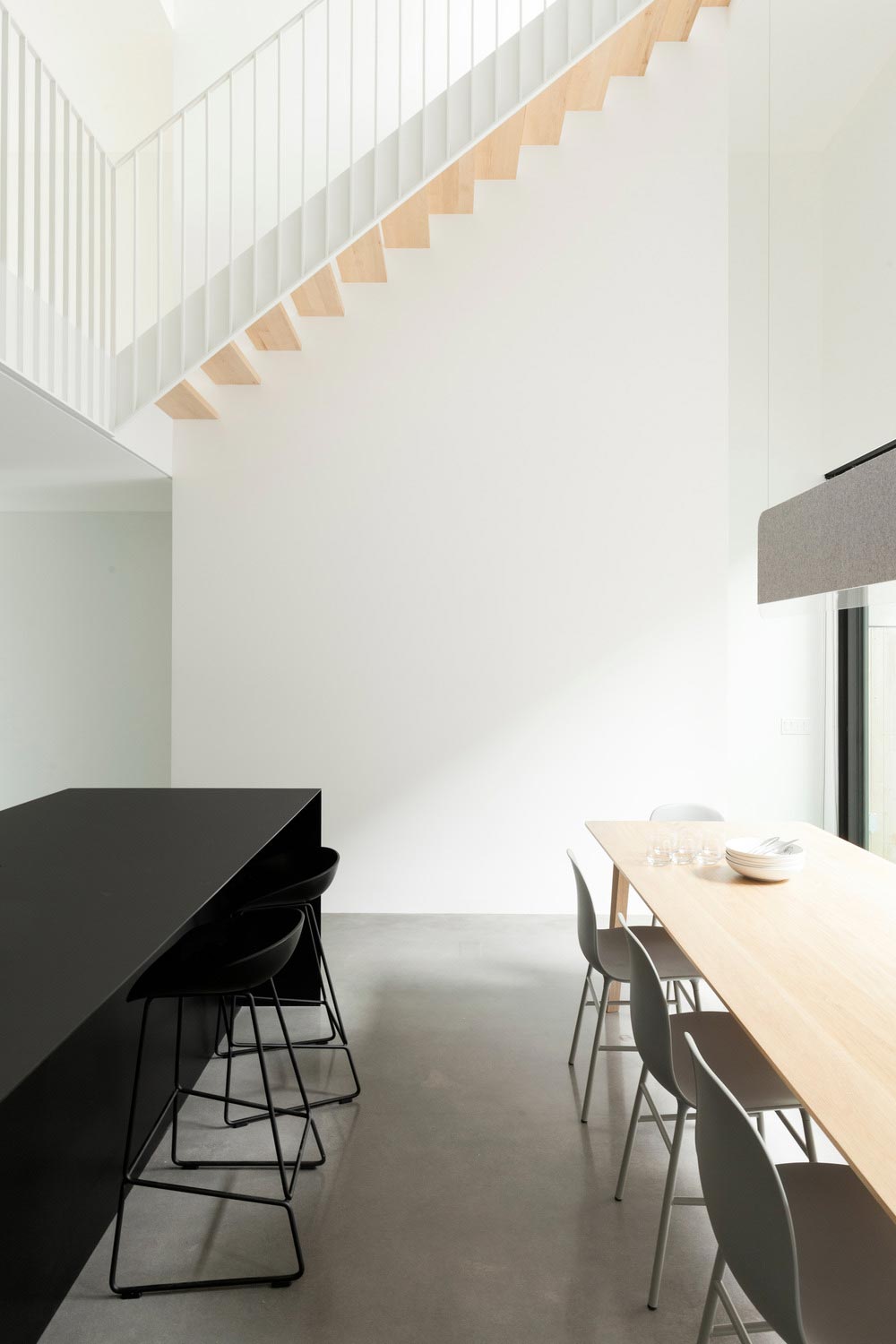 Дизайн интерьера небольшого дома - лестница снизу