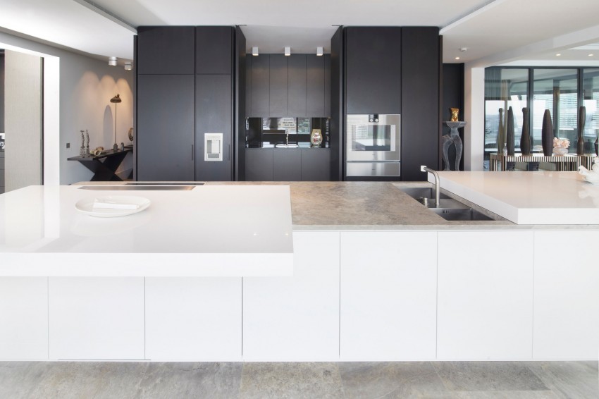 Дизайн интерьера пентхауса - темная мебель в интерьере кухни