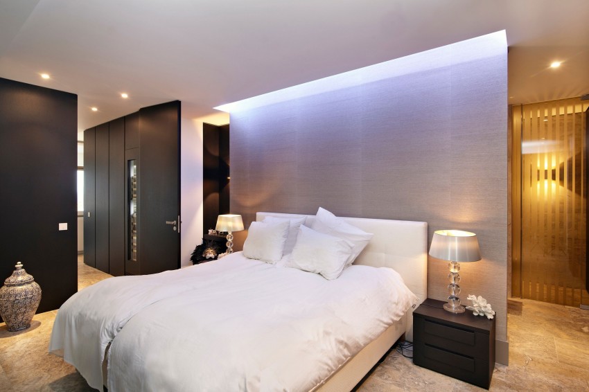 Дизайн интерьера спальни пентхауса в светлых тонах
