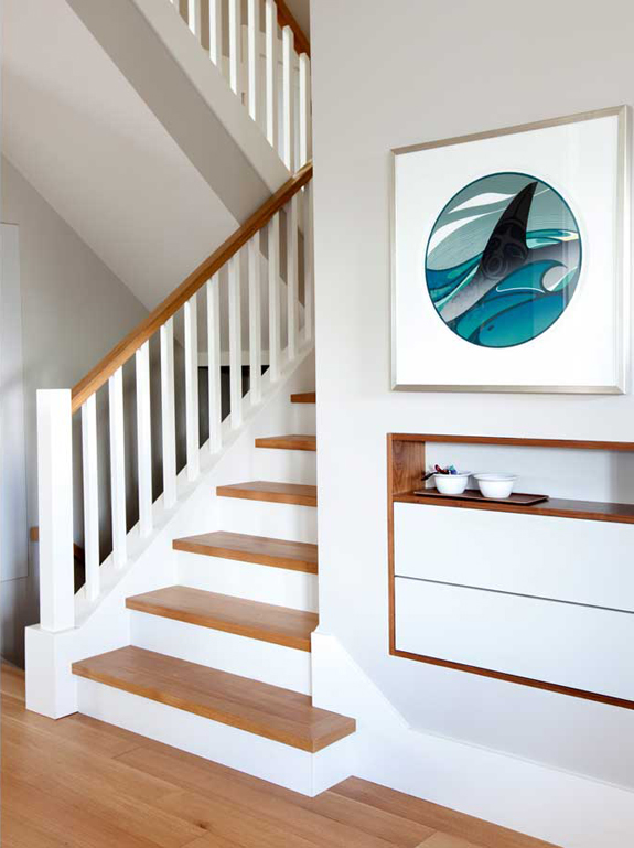 Деревянная лестница в дизайне интерьера современного дома