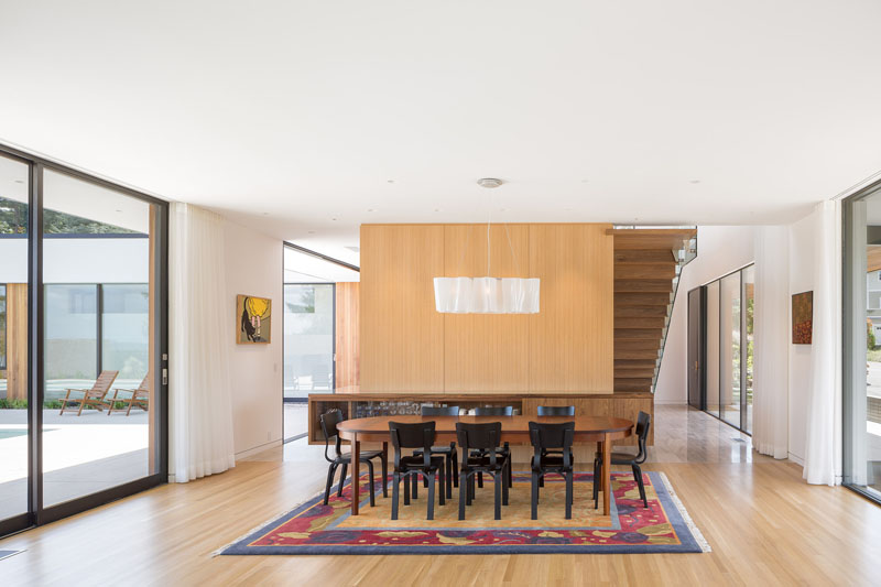 Большой деревянный стол в дизайне интерьера загородного дома