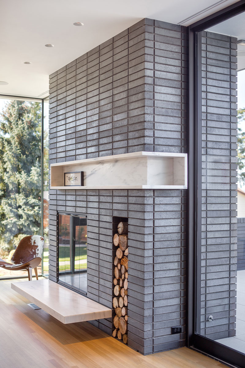 Серый камин, отделанный плиткой в дизайне интерьера загородного дома