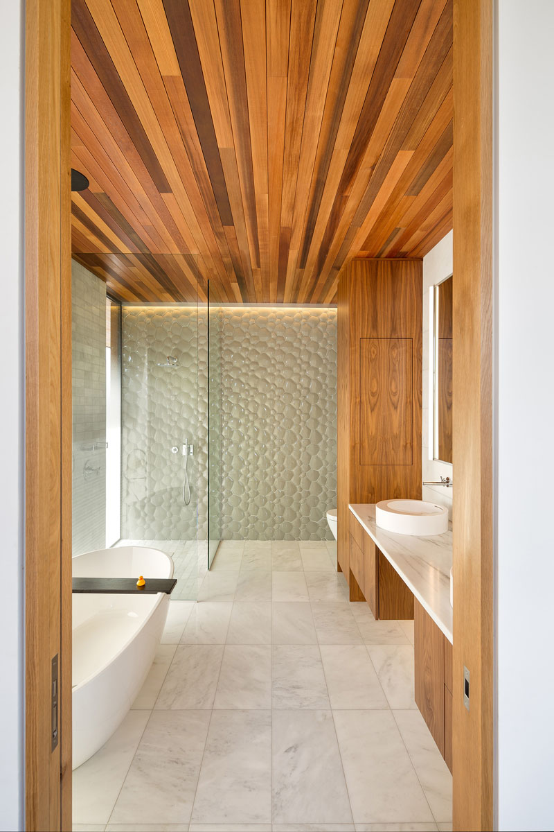 Деревянный потолок в ванной в дизайне интерьера загородного дома