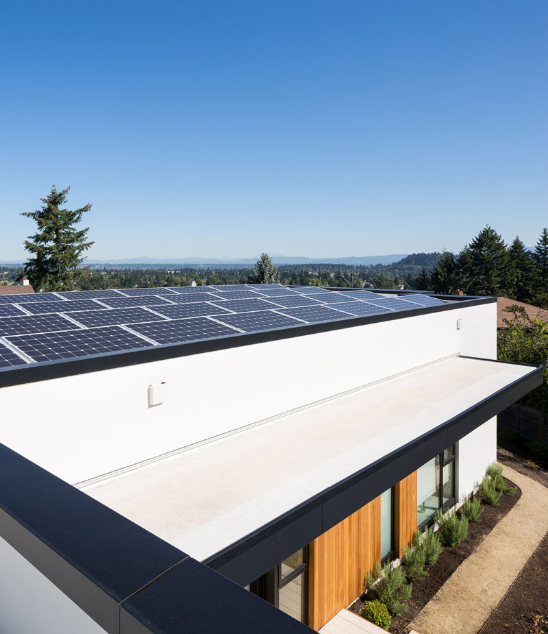 Солнечные батареи на крыше загородного дома