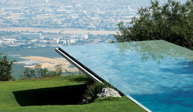 Дизайн искусственных водоёмов: бассейн, нависающий над склоном