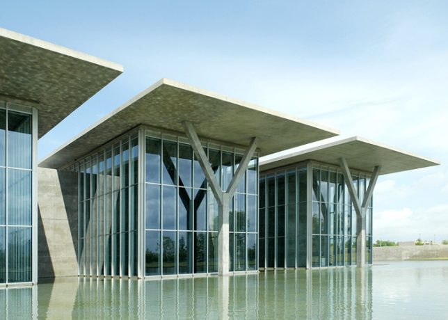 Дизайн искусственных водоёмов: массивные опоры из бетона