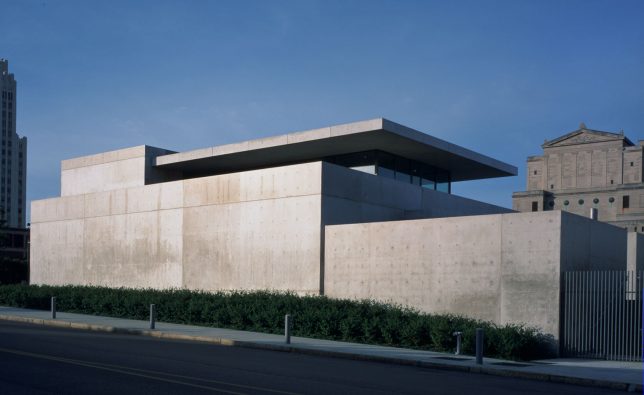 Дизайн искусственных водоёмов: здание из бетона