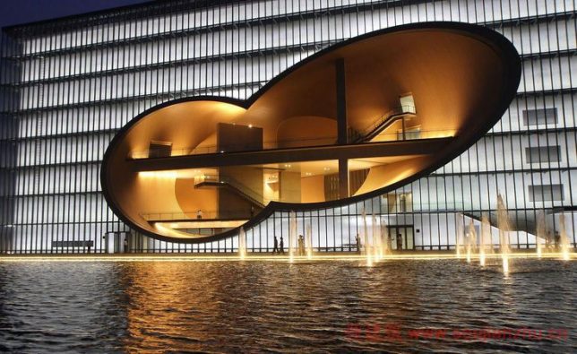 Дизайн искусственных водоёмов: искусственное озеро у театра Poly Grand
