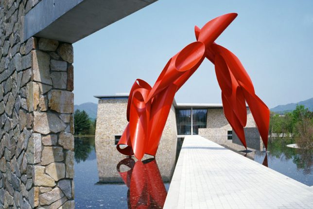 Дизайн искусственных водоёмов: красная скульптура Archway