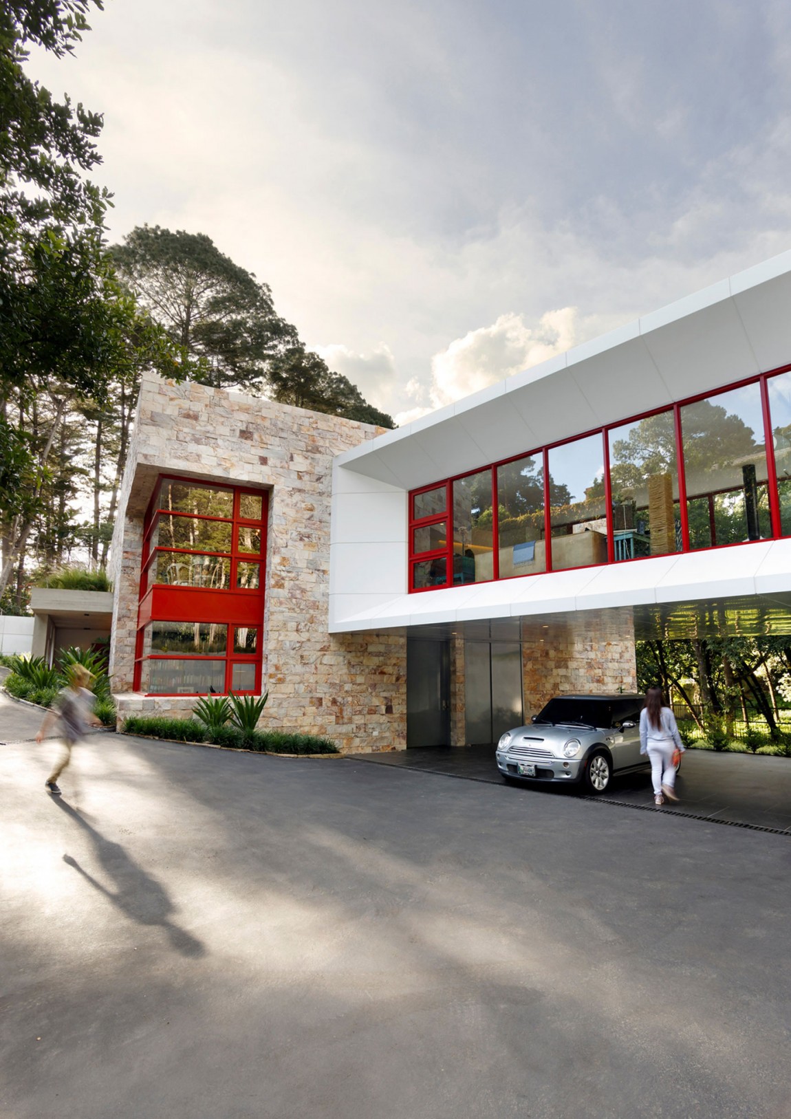 Дизайн  отеля Chinkara - большие окна с красными рамами в интерьере - фото 1
