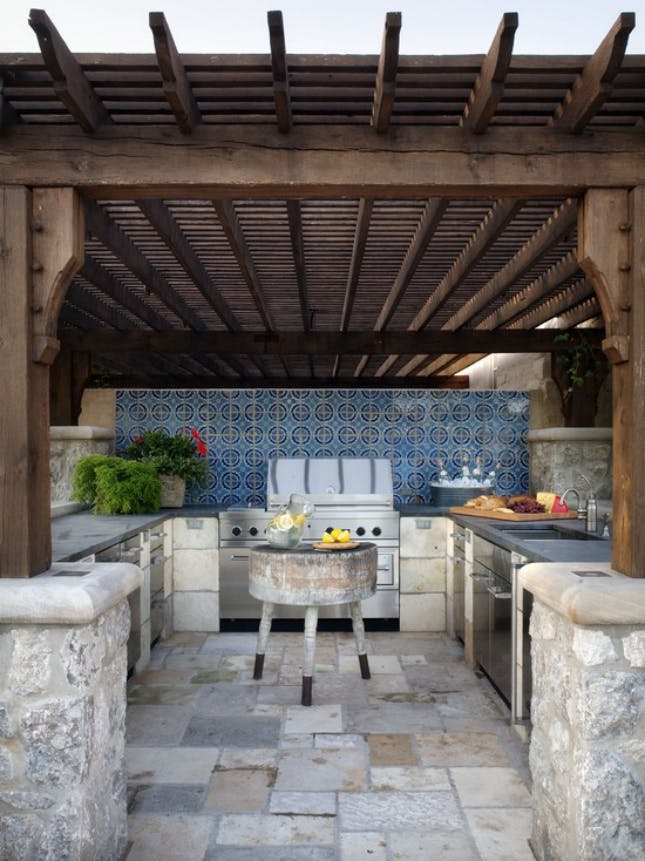 Открытая кухня из натурального камня с деревянным потолком