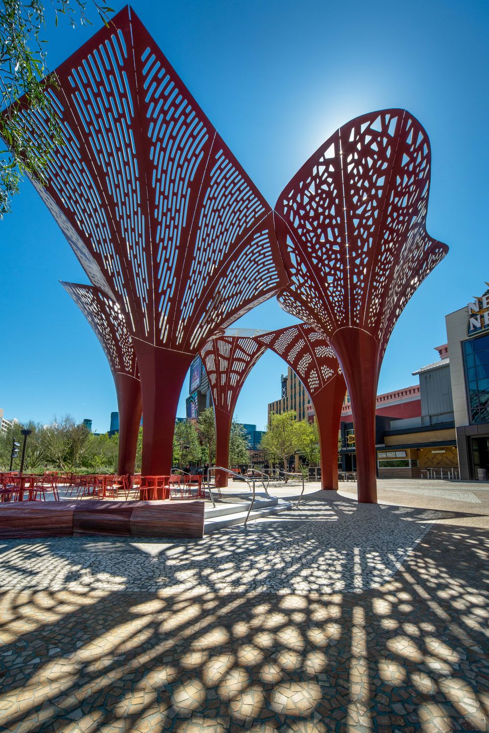 Дизайн современного парка. Металлические скульптуры – основная идея всего парка 