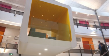 Дизайн центрального атриума в институте в Авиньоне