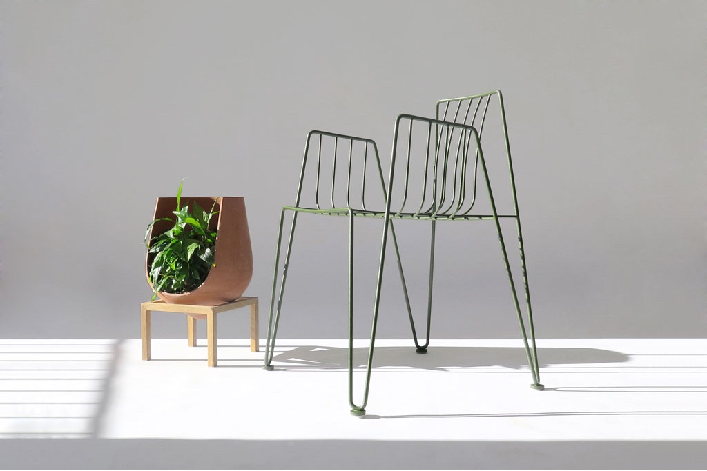 Зелёное кресло из сваренных металлических прутьев