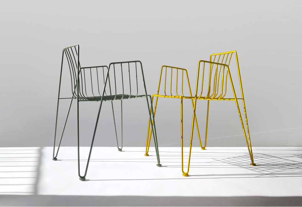 Зелёное и желтое кресло из сваренных металлических прутьев