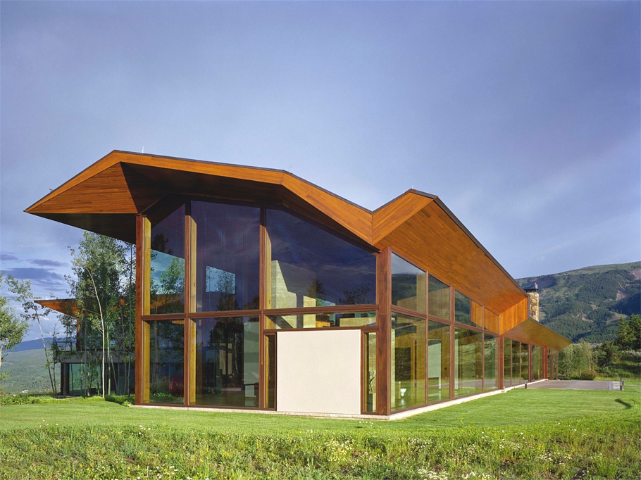 Дизайнерский дом в горах со стеклянными стенами