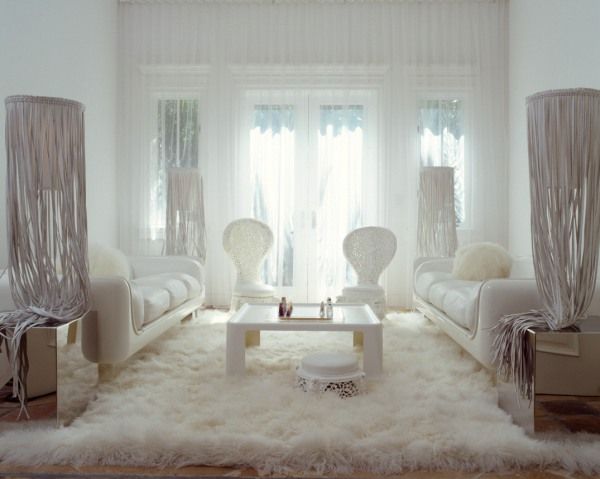 Комната с белым ковром Шегги