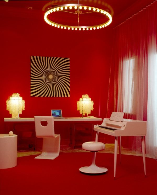 Красная комната с круглым потолочным светильником