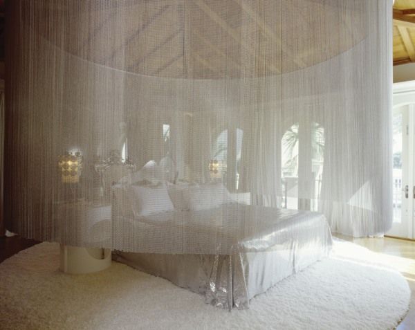 Спальня с круглым балдахином