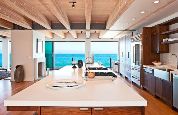 Кухня в доме на берегу с видом на океан - Фото 1