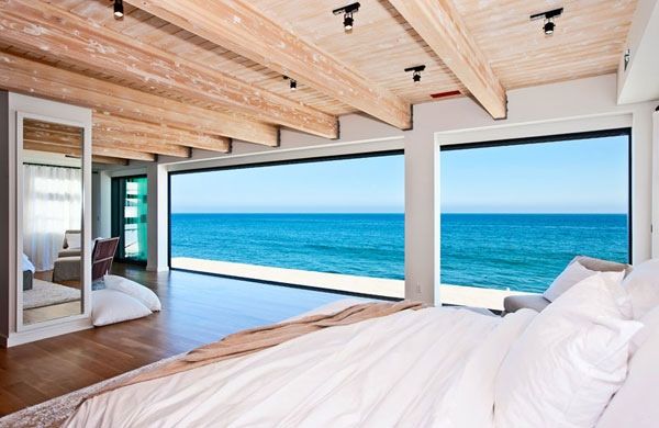 Спальня в доме на берегу с видом на океан