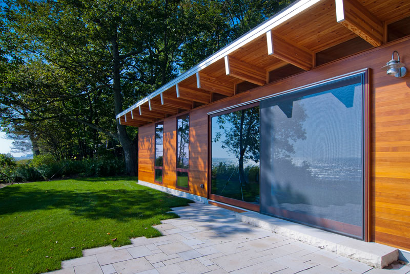 Раздвижные стеклянные панели в доме на берегу озера
