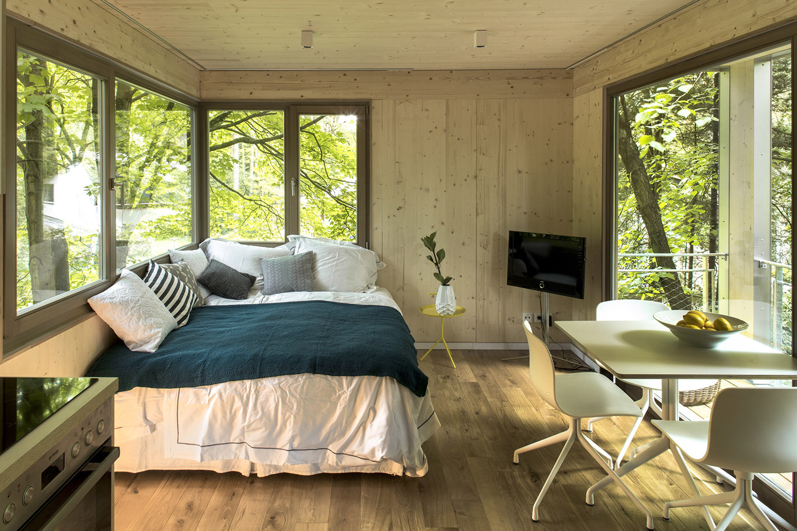 Дизайн уютной спальни домика на дереве