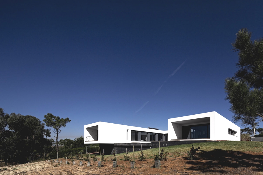 Дом на холме с солнечными батареями