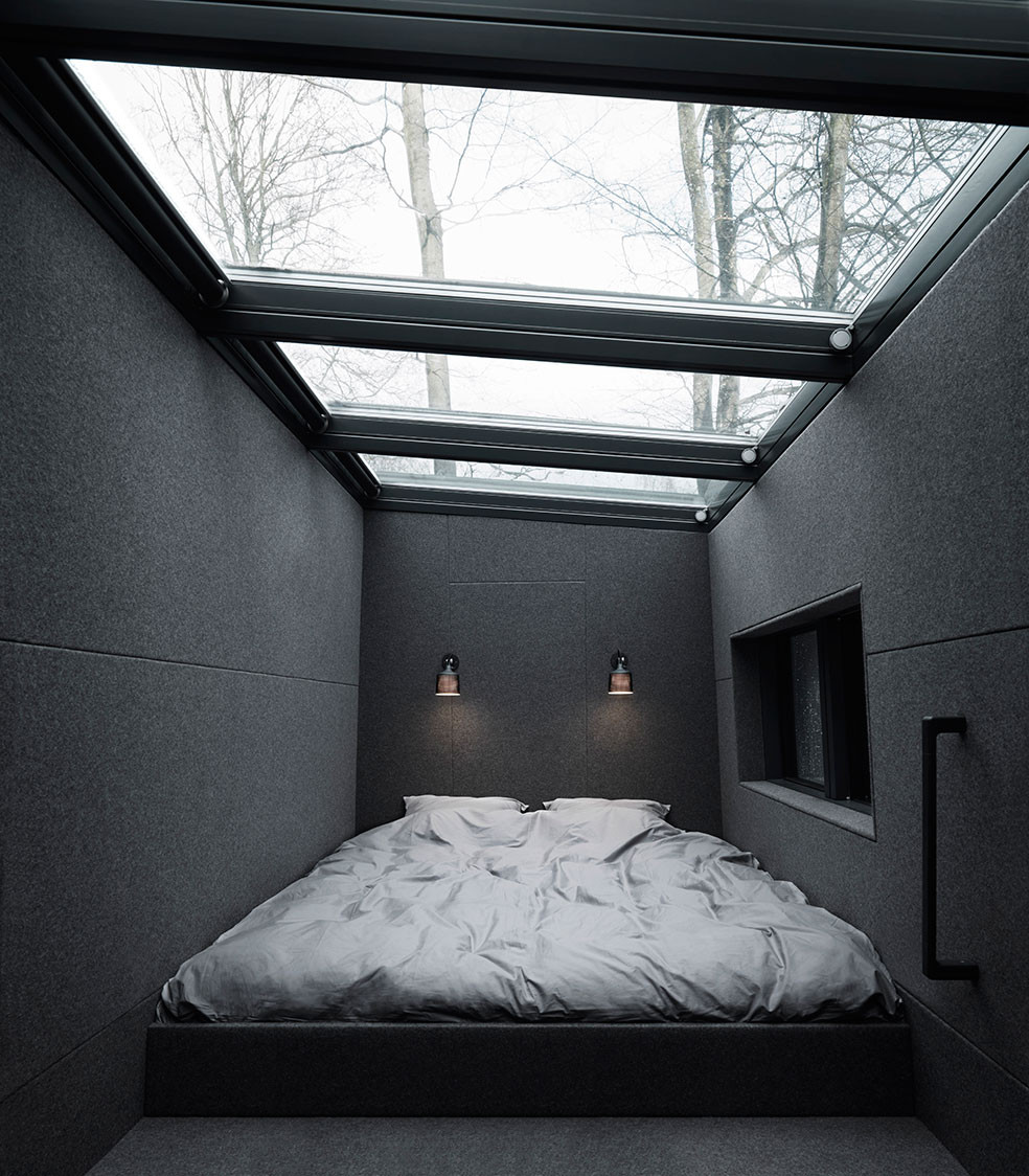 Спальня в дизайнерском доме