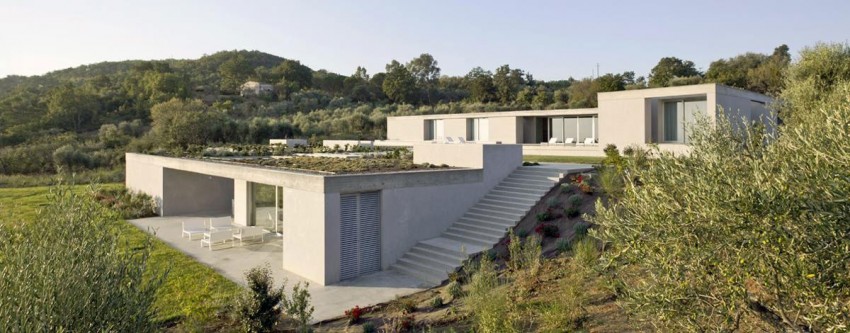 Нестандартный дом на склоне холма с впечатляющими масштабами в Италии