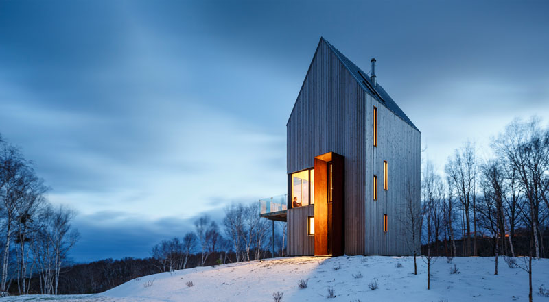 Дом с деревянным фасадом от Design Base 8: дом на холме
