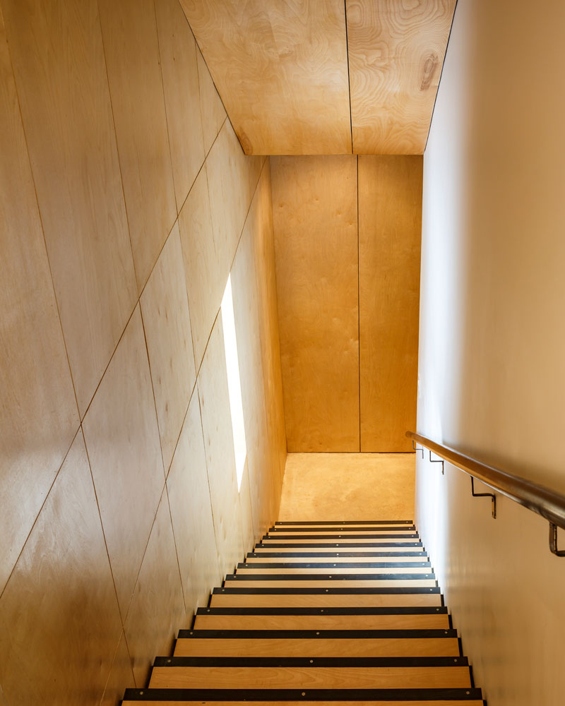Дом с деревянным фасадом от Design Base 8: лестница