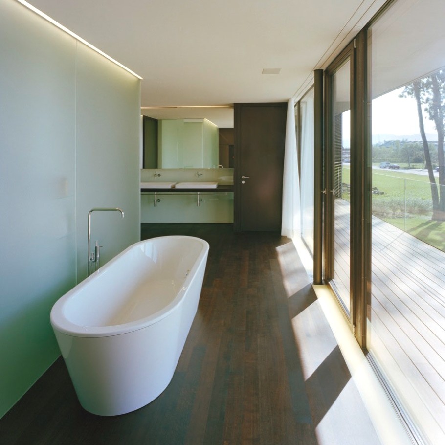 Дом с открытой планировкой <em>«House LK»</em> в Австрии: панорамные окна в интерьере ванной