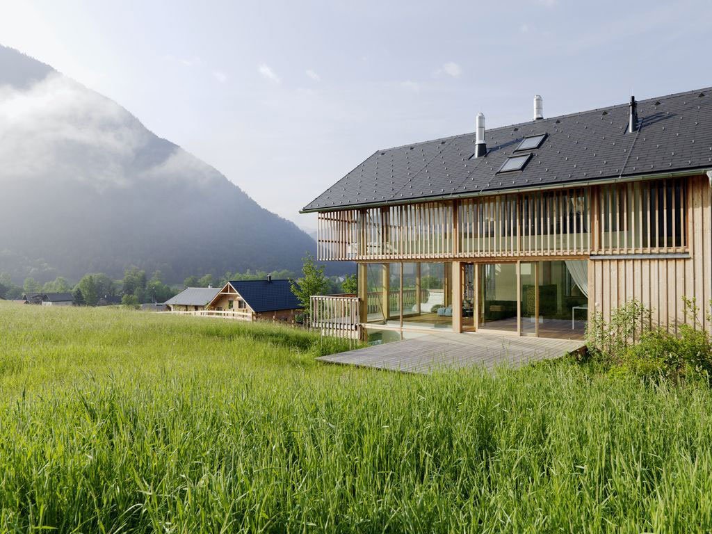 Дом со стеклянным фасадом в Австрии