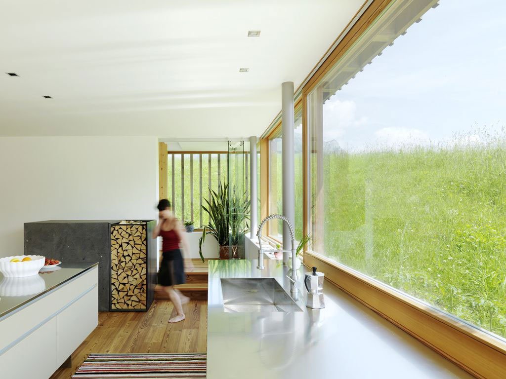 Дом со стеклянным фасадом в Австрии: панорамное окно в гостиной