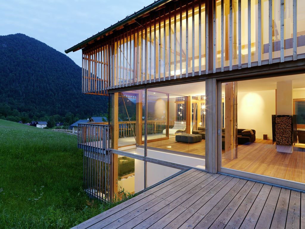 Дом со стеклянным фасадом в Австрии: терраса вечером