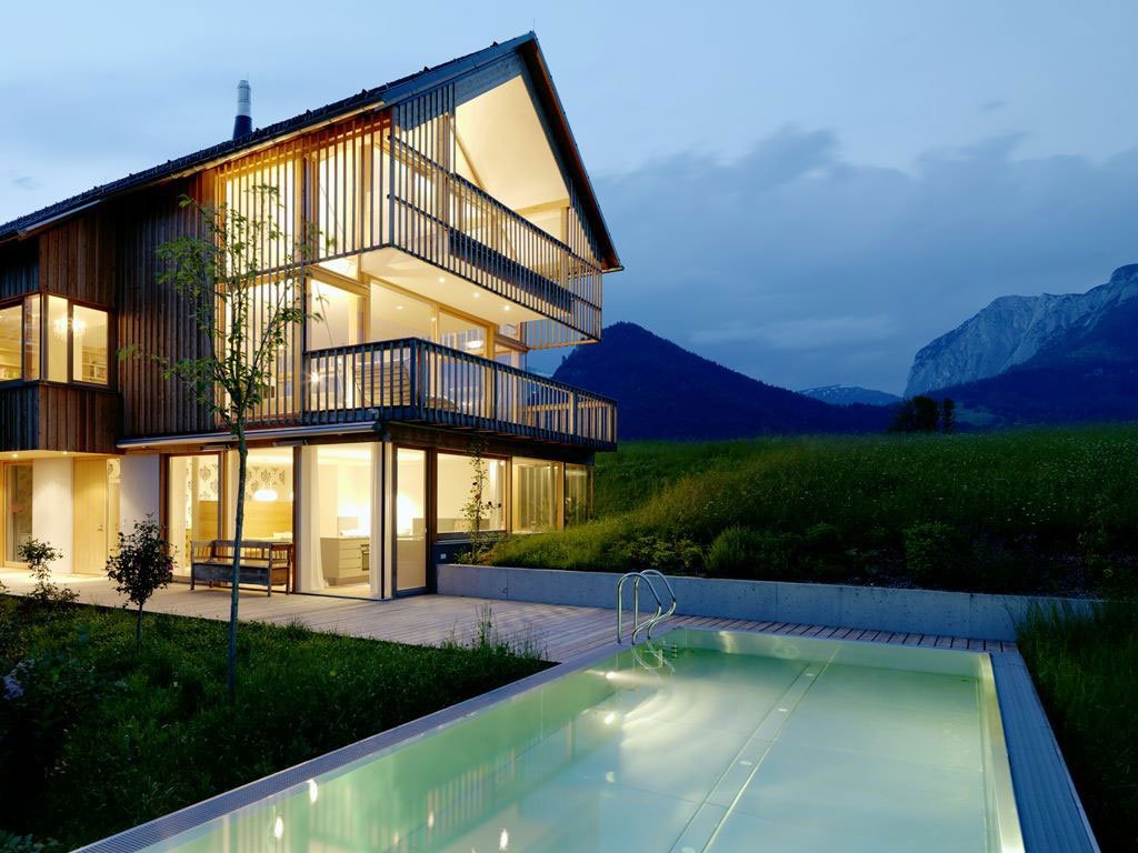 Дом со стеклянным фасадом и бассейном в Австрии 
